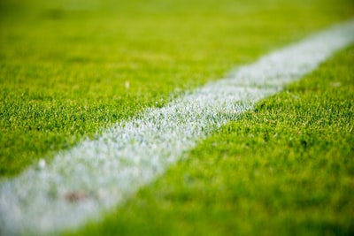 足球场绿草上白线的特写镜头